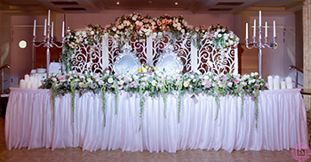 Оформление стола молодоженов цветами в Суриковъ Hall
