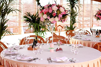 Оформление стола цветами в ресторане Ласточка