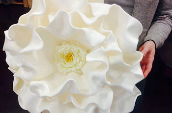 Дизайнерский цветок белый